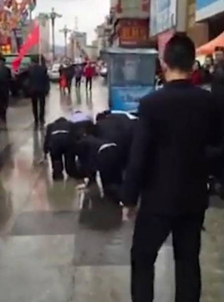 員工當街下跪爬行