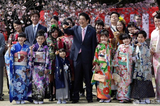 安倍與美少女合影