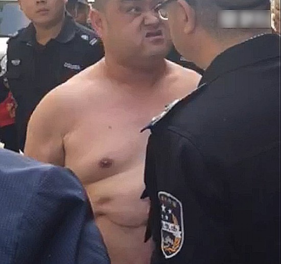 鄭州城管被光頭男指著鼻子罵
