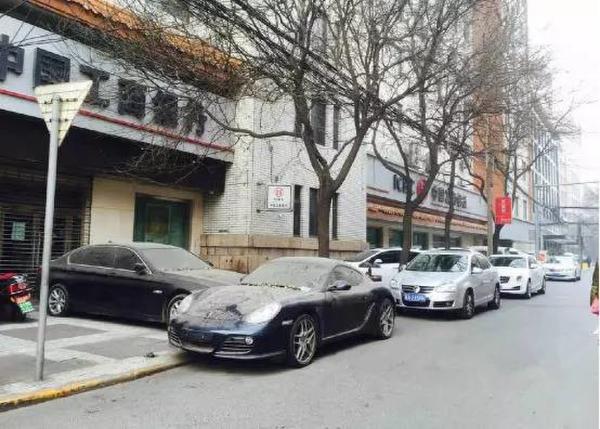 保時(shí)捷堵寶馬一年