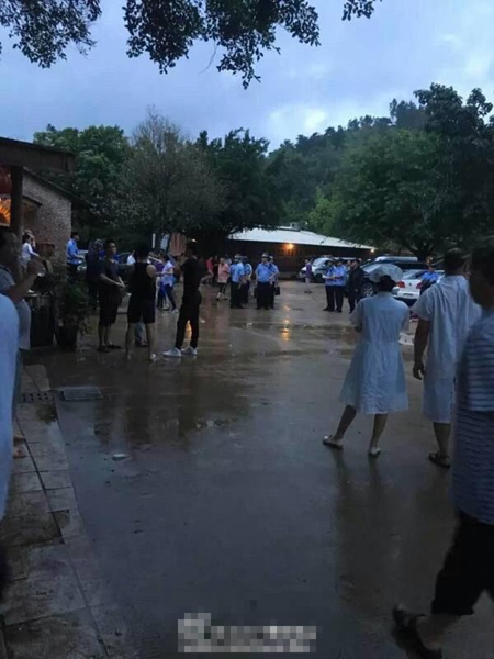 鳳凰峽旅游區游客漂流遇山洪暴發