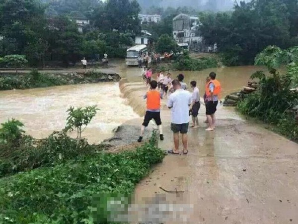 鳳凰峽旅游區游客漂流遇山洪暴發