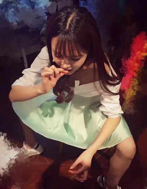 沈夢辰豪邁吃龍蝦