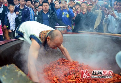 男子徒手爆炒龍蝦