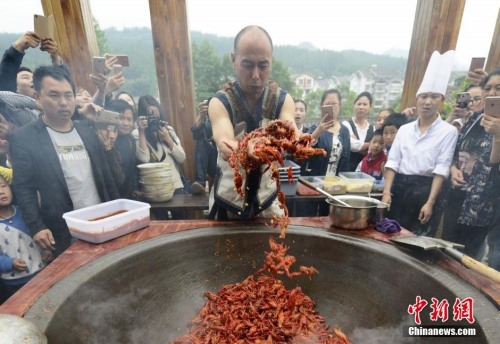 男子徒手爆炒龍蝦
