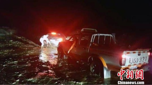 新疆獨庫公路發生特大泥石流道路被埋 搶通需十天時間