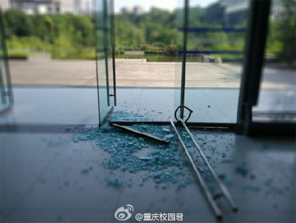 重慶持續(xù)高溫，玻璃門都被熱炸掉了