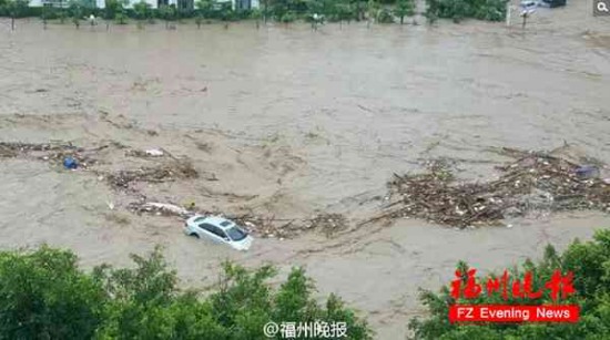 臺風尼伯特帶來暴雨
