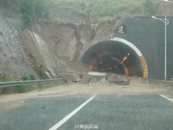 山西強(qiáng)降雨造成多處高速坍塌