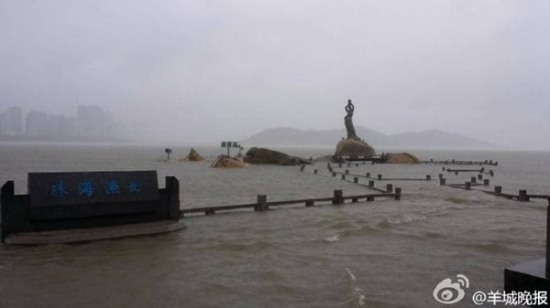 珠海臺風(fēng)妮妲風(fēng)暴潮 珠海漁女被海水淹沒