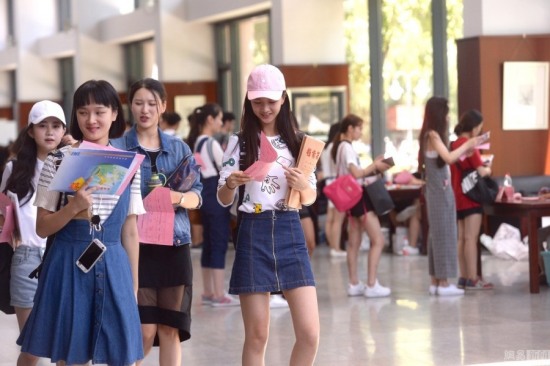 中戲開學(xué)美女如云