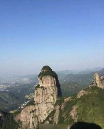 癡情女景區(qū)畫頭像示愛 垂掛峭壁畫了兩個月