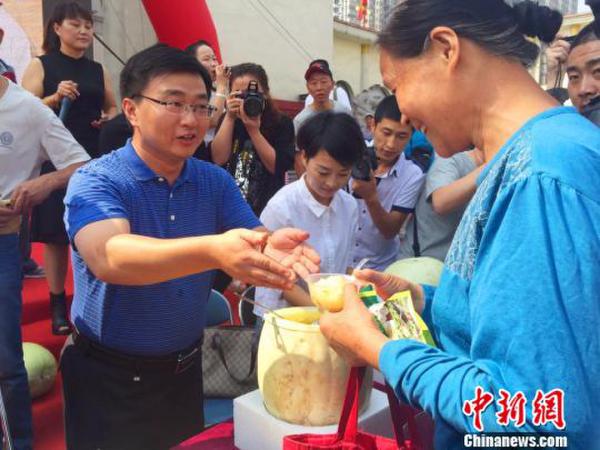 萬榮縣縣長李永輝擺攤吆喝賣瓜