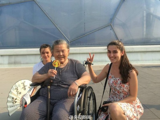 輪椅帶奶奶游北京