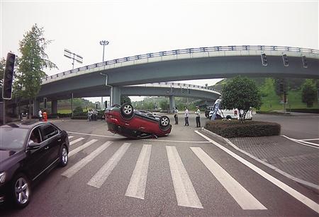 女子開車餓暈翻車