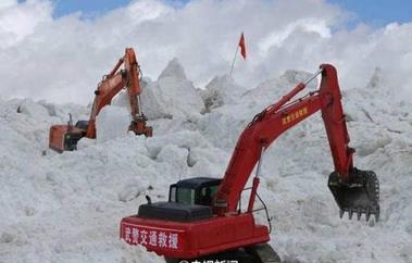 西藏現(xiàn)罕見(jiàn)冰崩