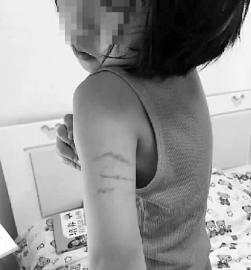 幼師與女童互踹