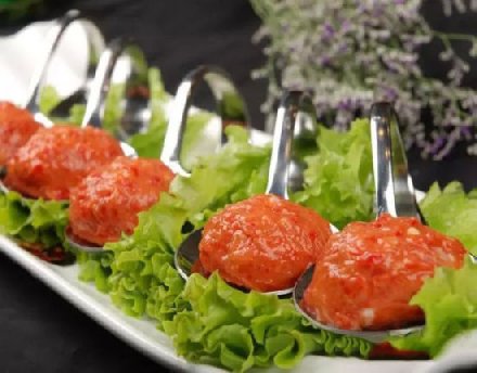 男子吃變態(tài)辣肉丸