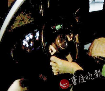 男子用腳掌開車發生車禍