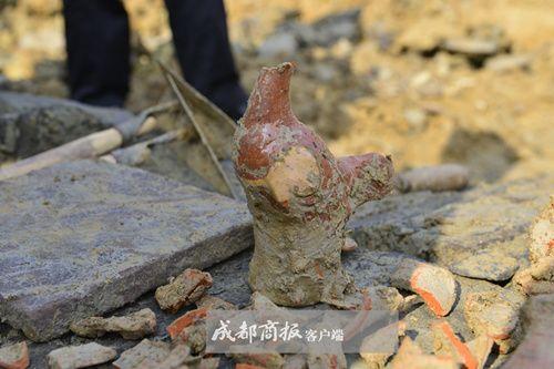 施工隊挖出土豪墓