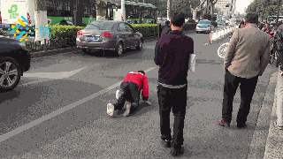 外賣小哥當街爬行