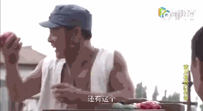 把黃瓜和胡蘿卜掰兩半，吃一口，扔出去，boom！