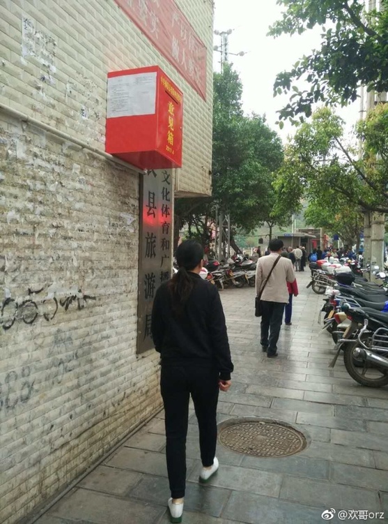 意見(jiàn)箱離地2米多高