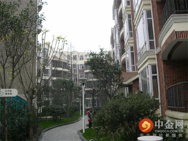 年輕媽媽抱嬰墜亡