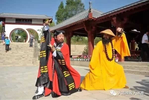 狂人挑戰整個武林