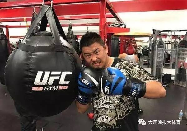 狂人挑戰整個武林