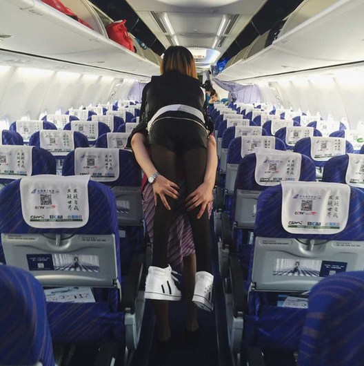 空姐背女乘客下機