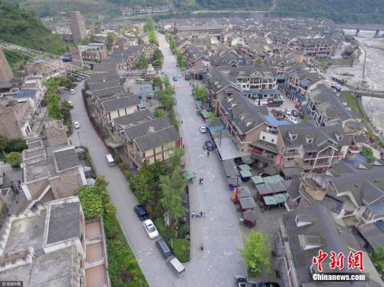 汶川地震九周年，航拍震中映秀鎮小洋樓整齊排列。 莫曉 攝 視覺中國