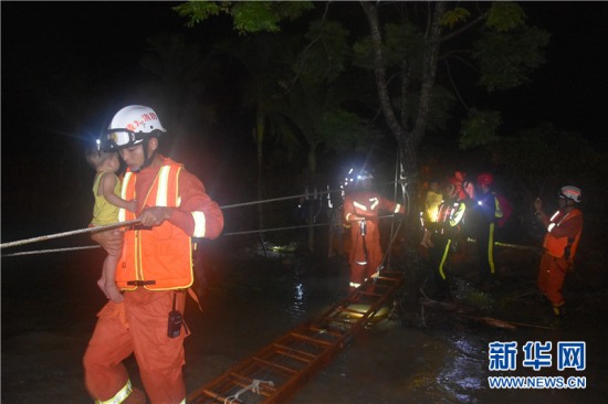 海南暴雨沖垮橋梁