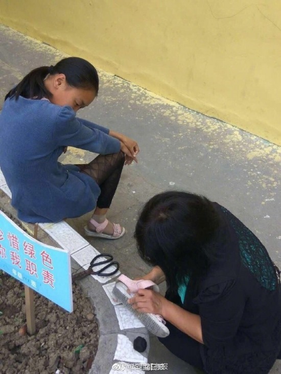 老師為學(xué)生補(bǔ)鞋