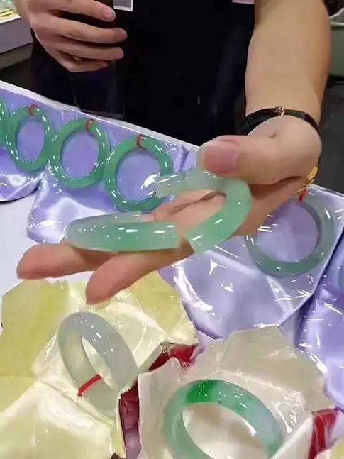 試戴30萬手鐲嚇暈