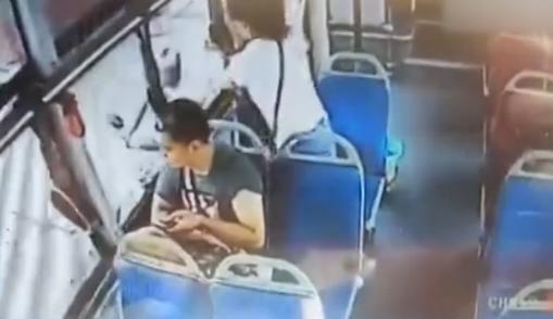 外賣小哥被潑一頭粥