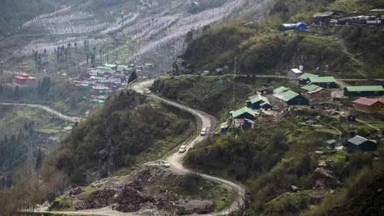 汽車在中印邊境乃堆拉山口的盤山公路上行駛