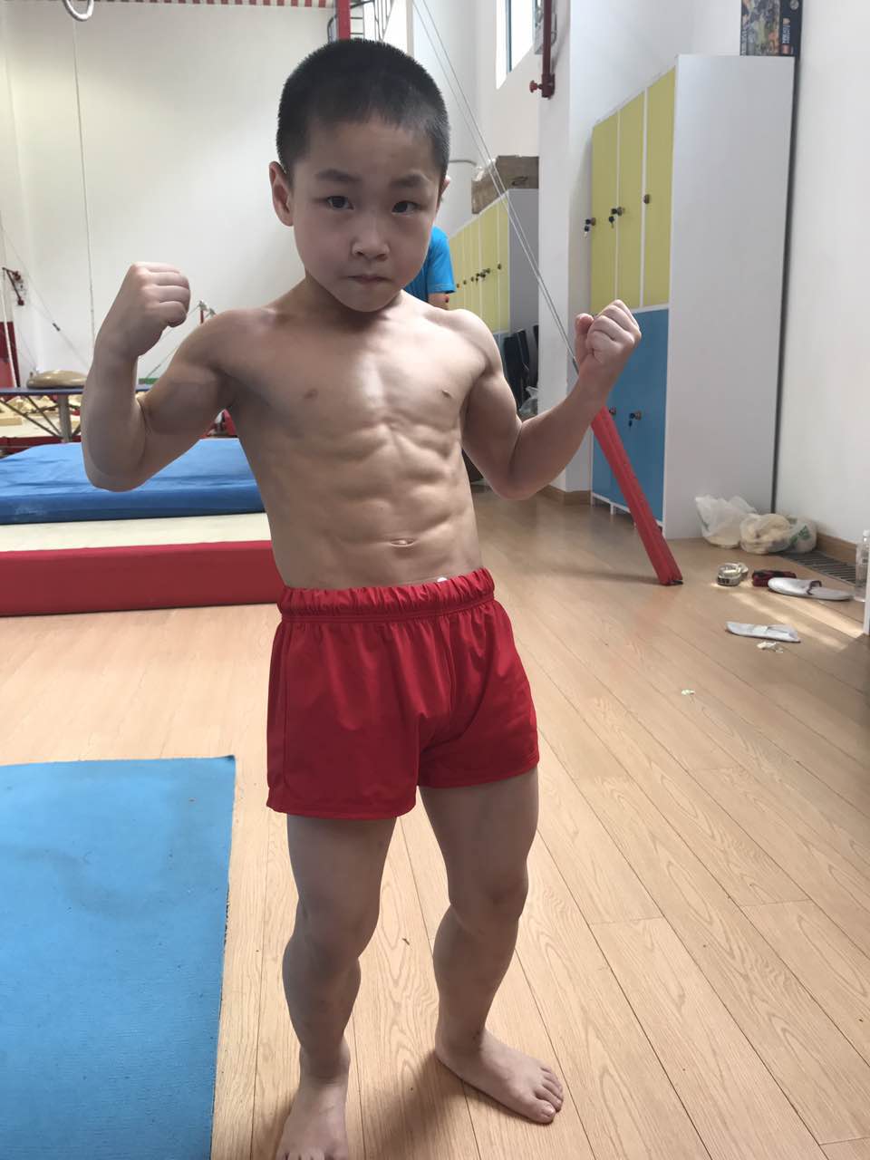 7歲半8塊腹肌 體操小將陳憶