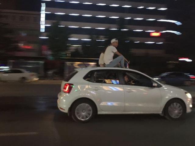 坐車頂兜風(fēng)遭罰