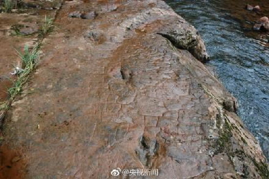 貴州河灘現怪腳印