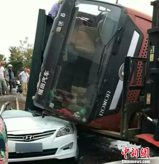滿載石子卡車側(cè)翻