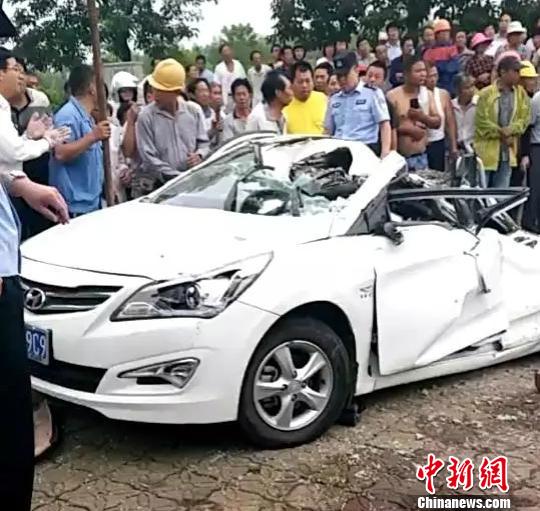滿載石子卡車側(cè)翻