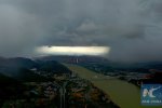 打開天窗了 廣西暴風(fēng)雨之前天空烏云密布好像打開一個天窗