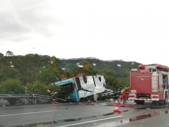 客車翻車致19人遇難