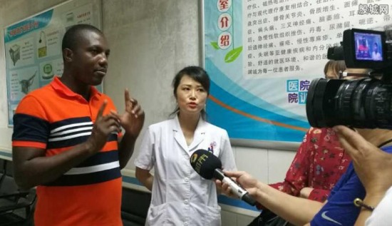 非洲小哥吹空調(diào)致面癱