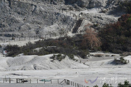 熊孩子墜入火山口