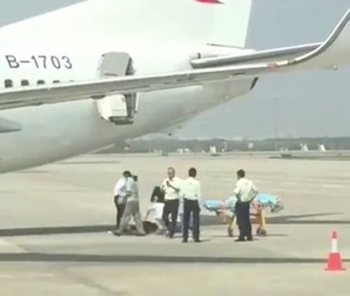 空姐從艙門摔骨折