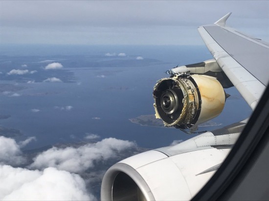 飛機引擎空中解體