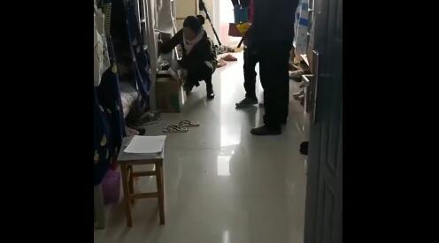 男老師突闖女寢