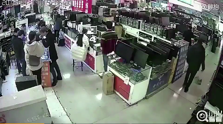 男子牙咬電池爆炸